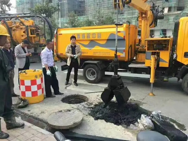 安康街道：网格员化身“清道夫”，为民解忧疏通“堵心”化粪池